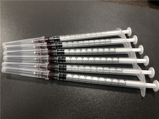 Straight syringe plunger mold